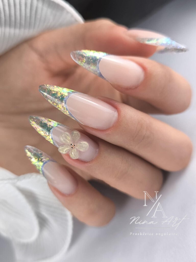 Le salon French manucure irisée avec fleur 3D à Toul – création Nina Art