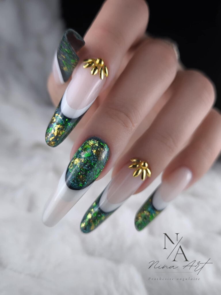 Le salon Manucure artistique dorée et verte à Toul – création Nina Art