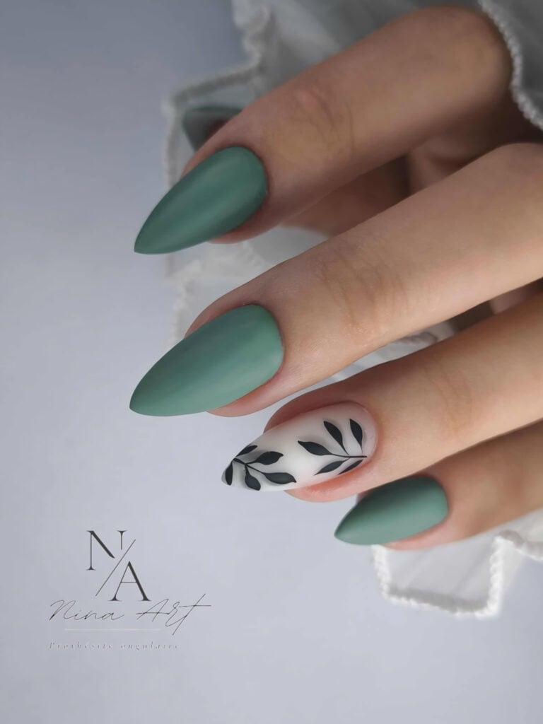 Le salon Manucure vert mat avec motif feuillage à Toul – Nina Art