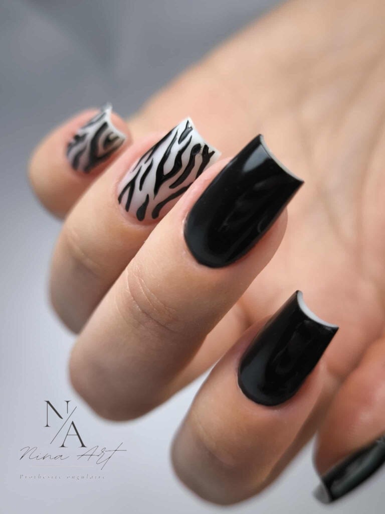 Le salon Manucure noire avec motif zébré à Toul – création Nina Art